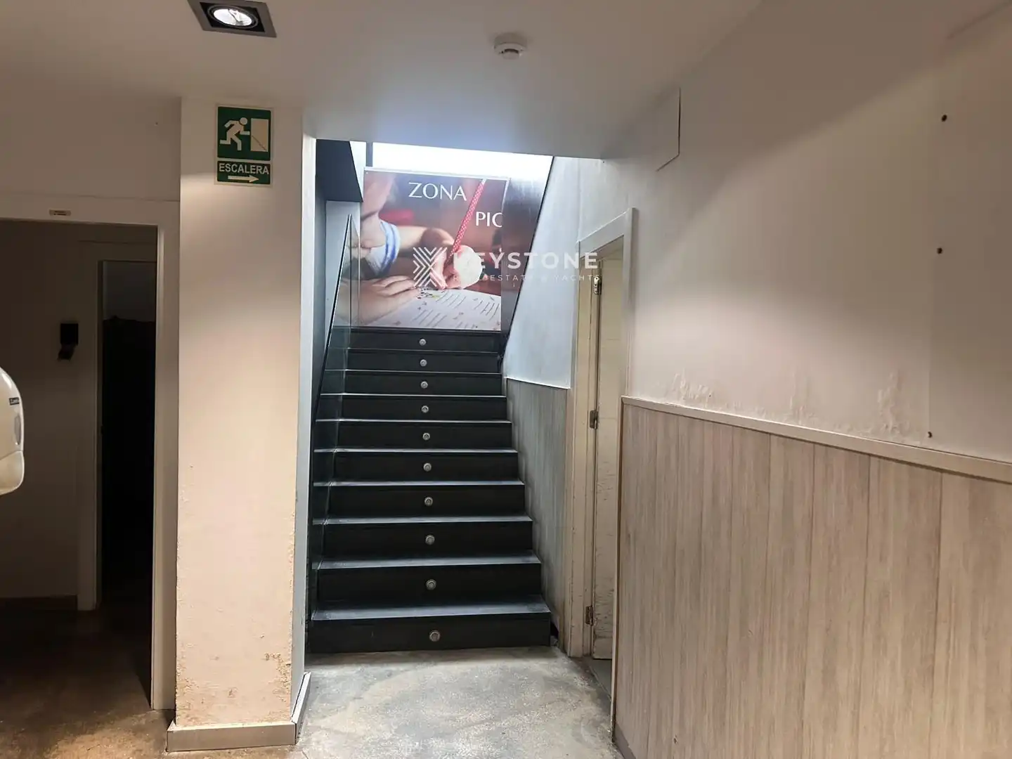 Commercial properties for sale in Alicante / Alacant  with Air Conditioner, Terrace and Furnished