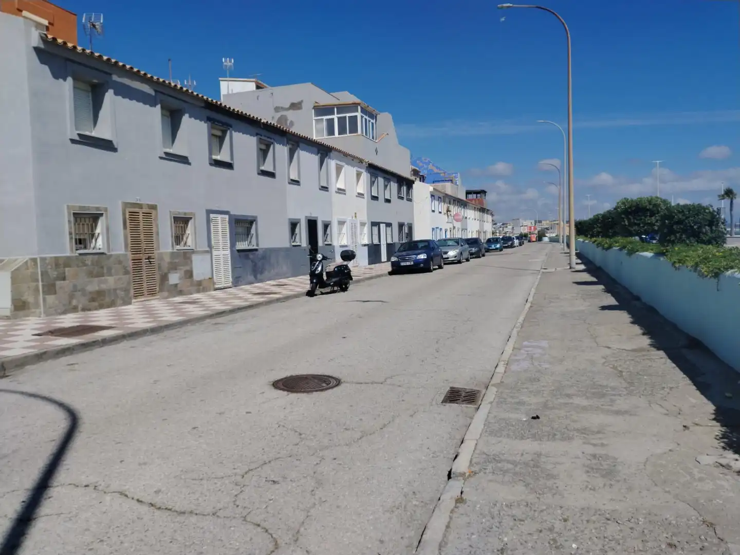 Vista exterior de Casa o xalet en venda en La Línea de la Concepción amb Jardí privat i Terrassa