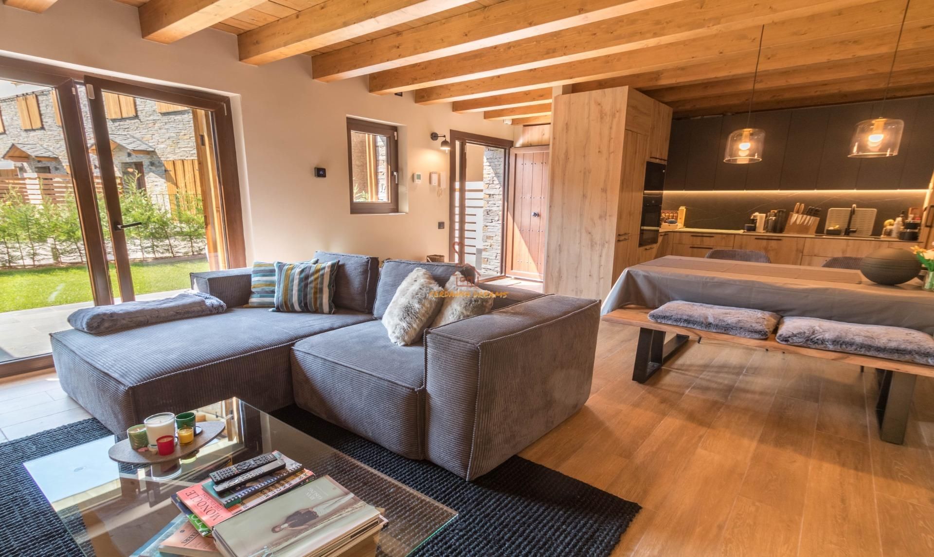 Sala de estar de Casa adosada en venta en Fontanals de Cerdanya con Aire acondicionado, Calefacción y Jardín privado