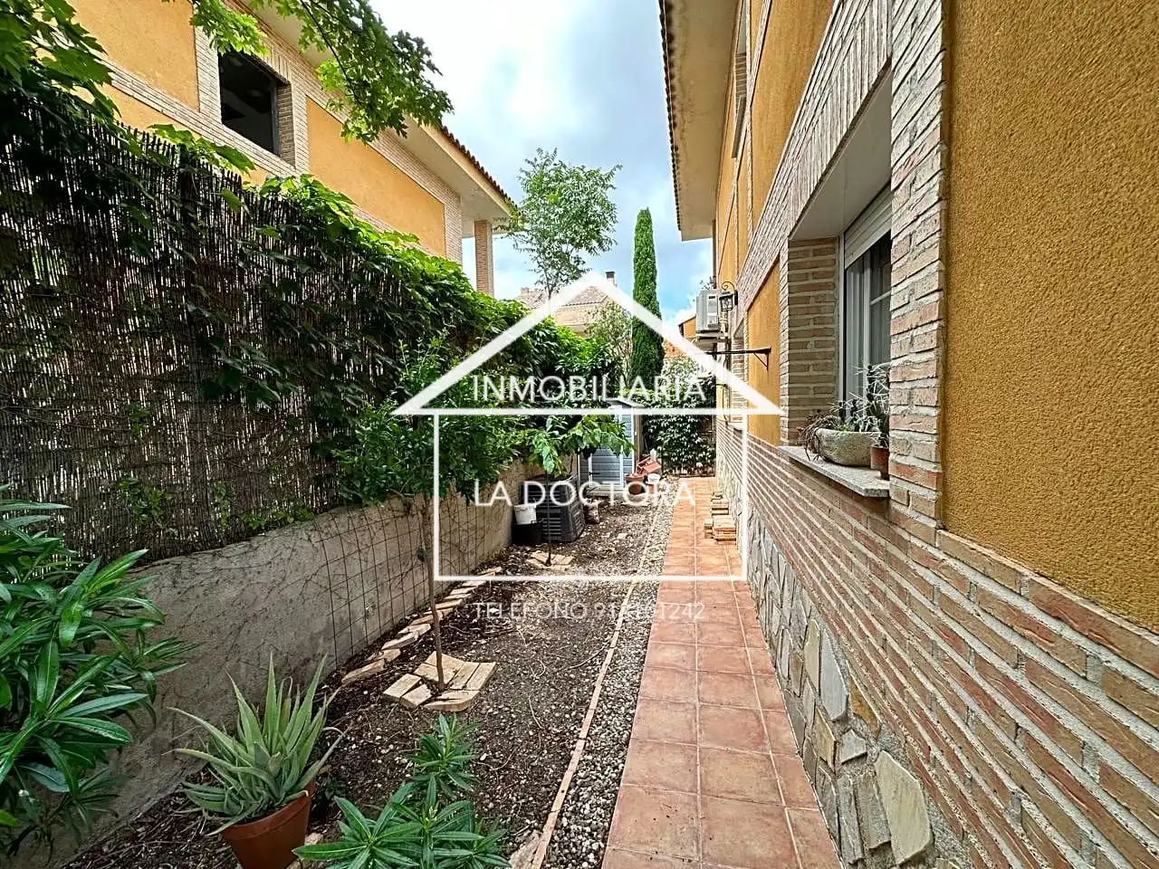 Casa adosada en venta en Erillas, Nombela