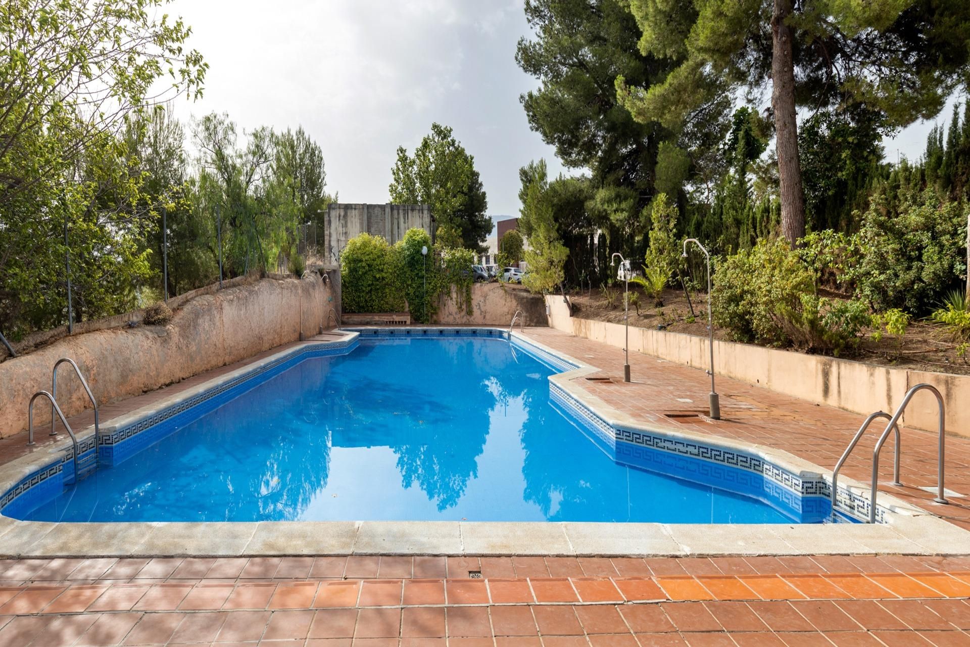 Piscina de Estudi en venda en  Granada Capital amb Aire condicionat, Calefacció i Piscina comunitària