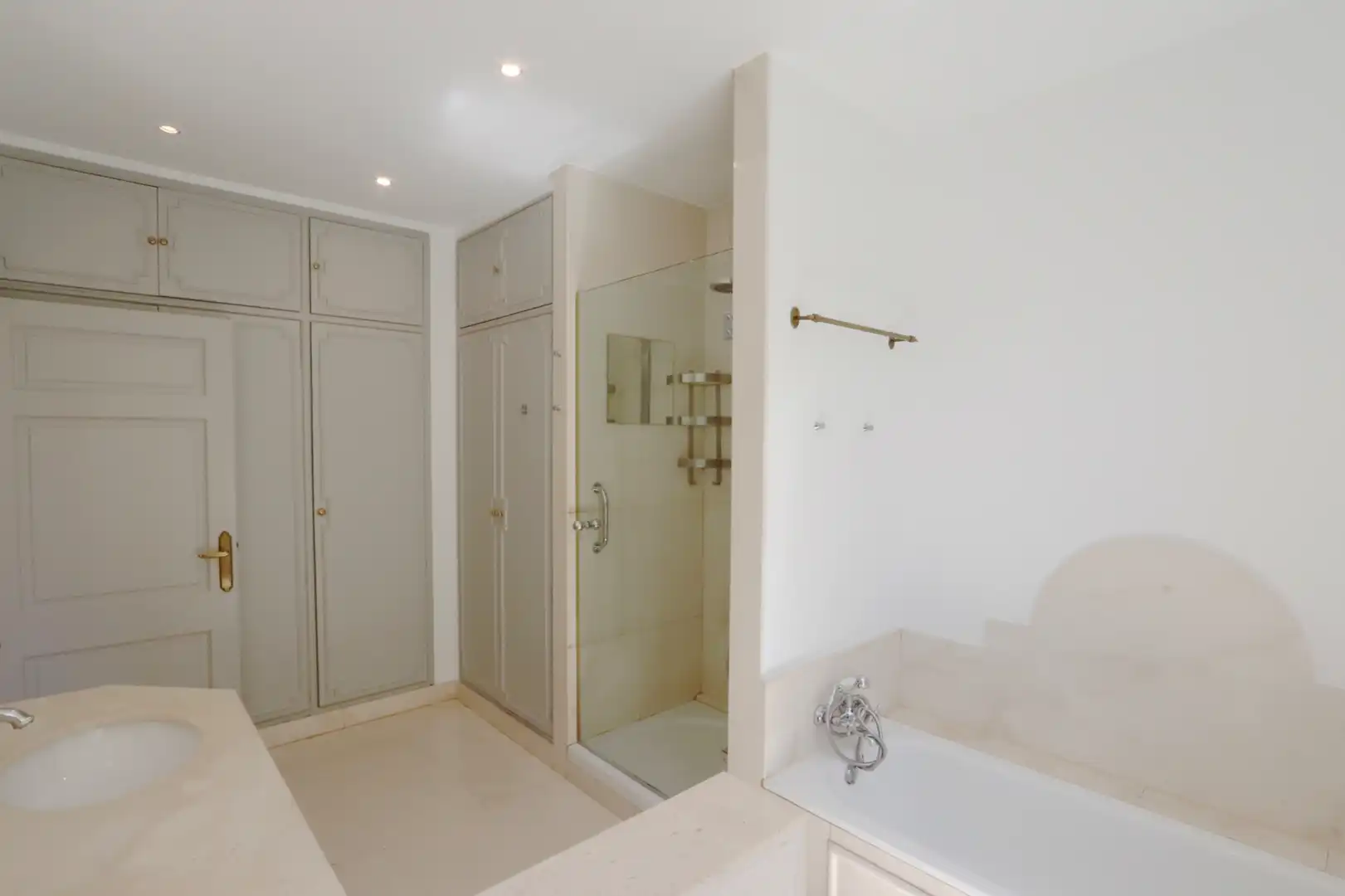 Bathroom of Flat for rent in Madrid  with Air Conditioner, Heating and Parquet flooring