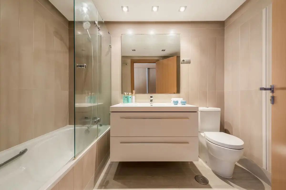 Bathroom of Flat for sale in Marbella  with Air Conditioner and Terrace