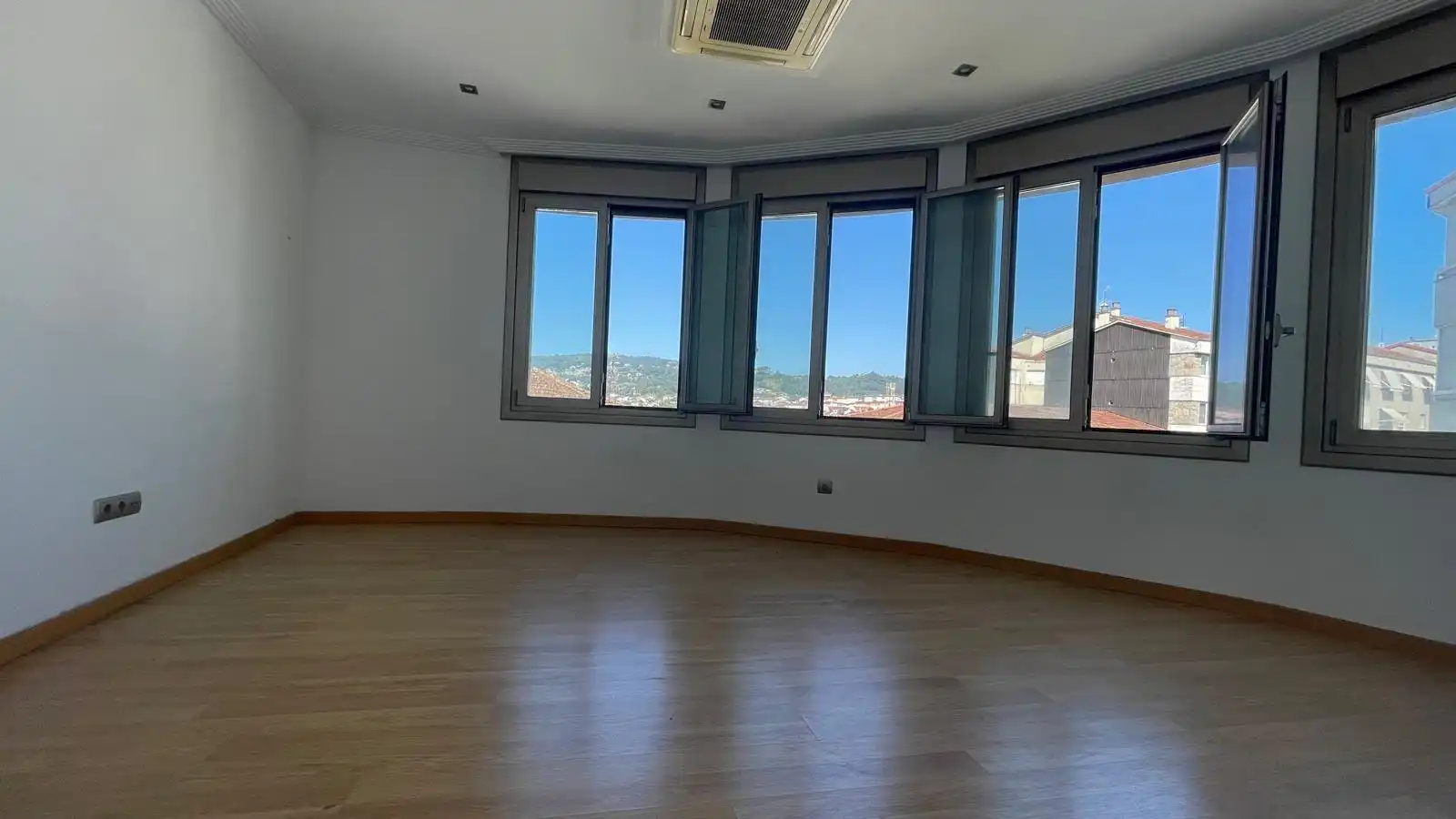 Wohnzimmer von Wohnung zum Verkauf in Ourense Capital  mit Klimaanlage, Heizung und Privatgarten