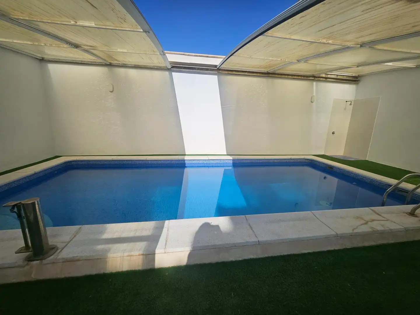 Piscina de Casa adosada en venda en Albacete amb Aire condicionat, Calefacció i Terrassa