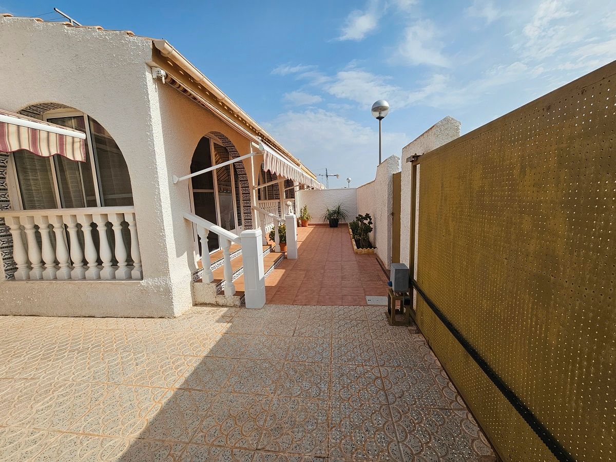 Vista exterior de Casa o xalet en venda en Santa Pola amb Aire condicionat, Jardí privat i Terrassa