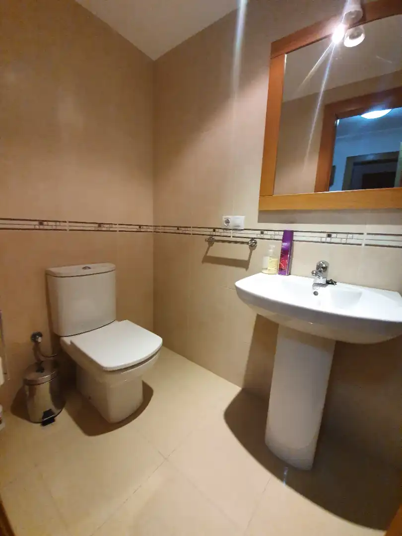 Baño de Piso de alquiler en Guadix con Aire acondicionado, Calefacción y Trastero
