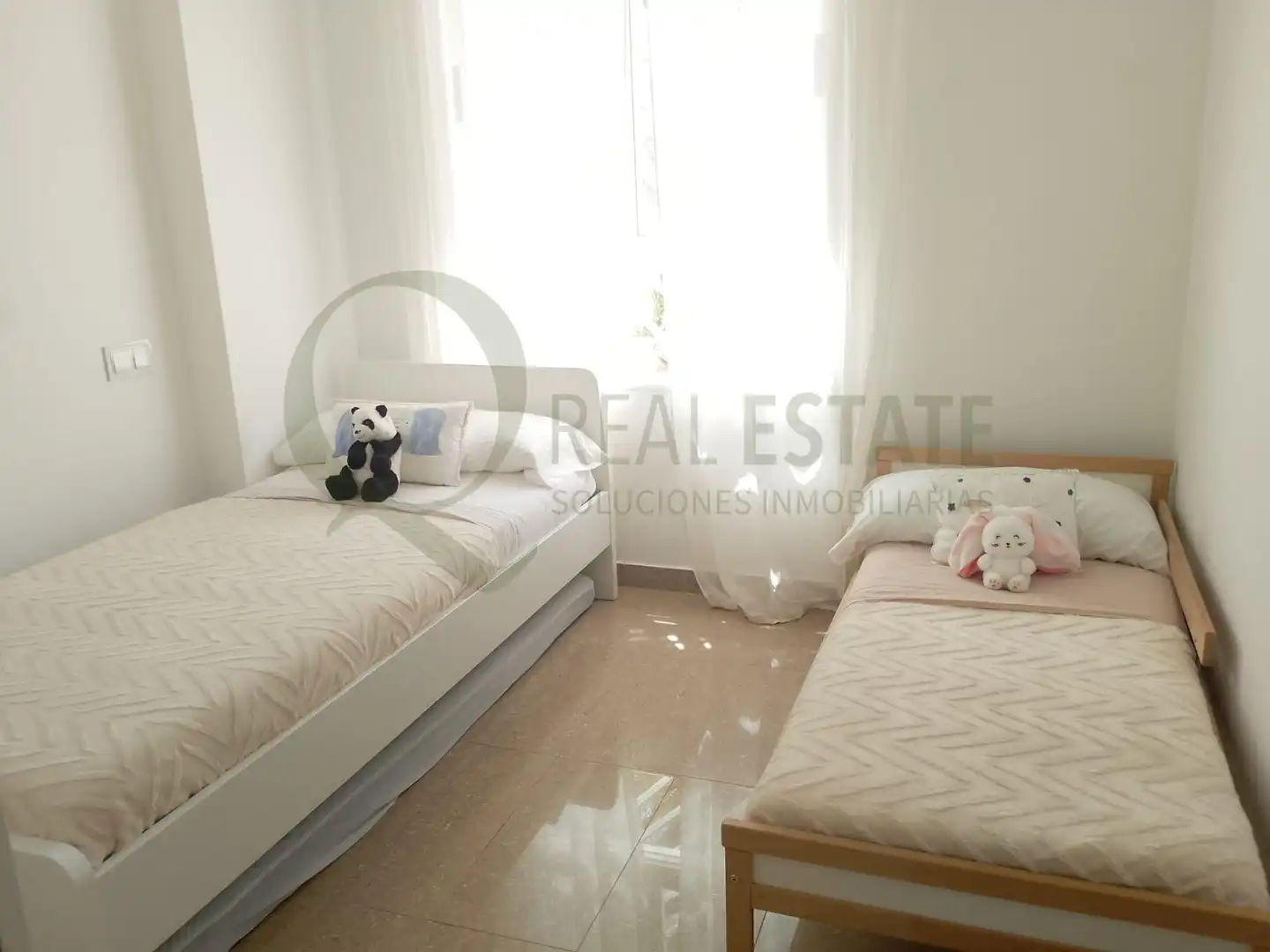 Schlafzimmer von Erdgeschoss zur Miete in El Campello mit Klimaanlage, Privatgarten und Möbliert