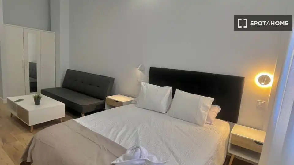 Bedroom of Flat for rent in Madrid  with Air Conditioner, Heating and Furnished