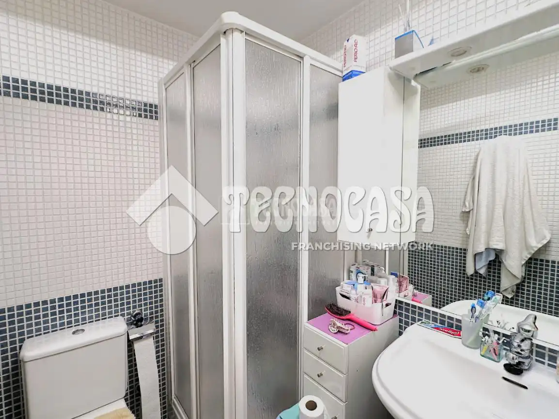 Badezimmer von Wohnung zum Verkauf in Cuenca mit Privatgarten, Terrasse und Balkon