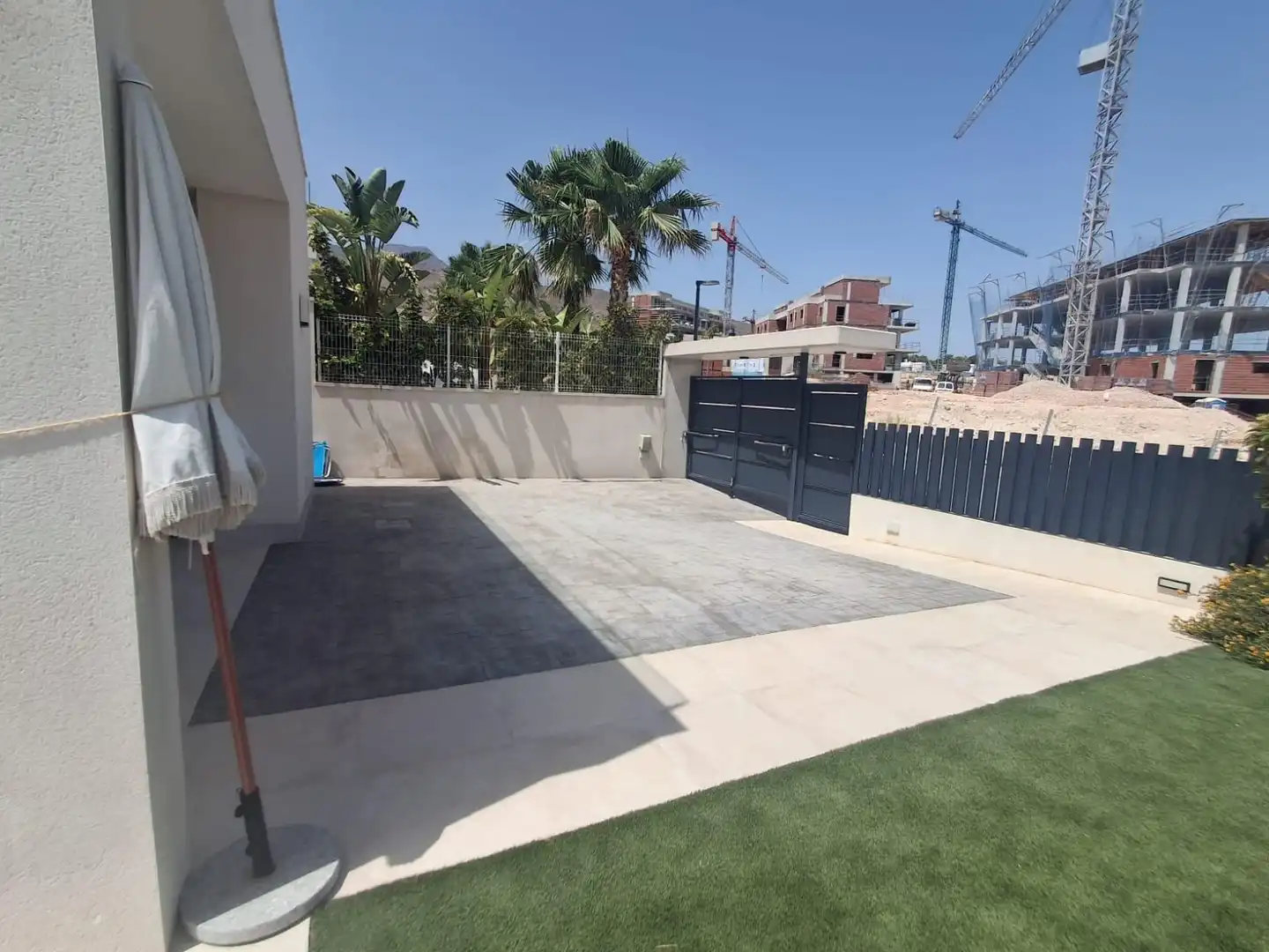 House with pool to rent in Calle PRAGA, imagen 2