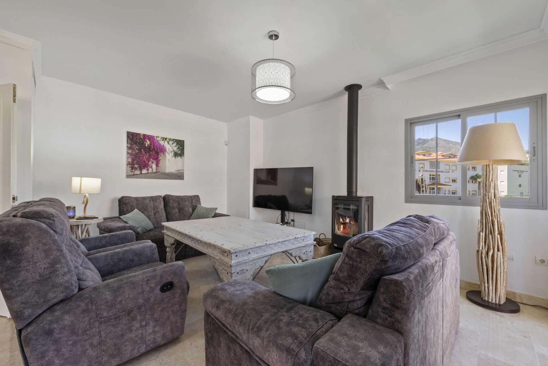 Sala d'estar de Casa adosada en venda en Benalmádena amb Aire condicionat, Terrassa i Piscina