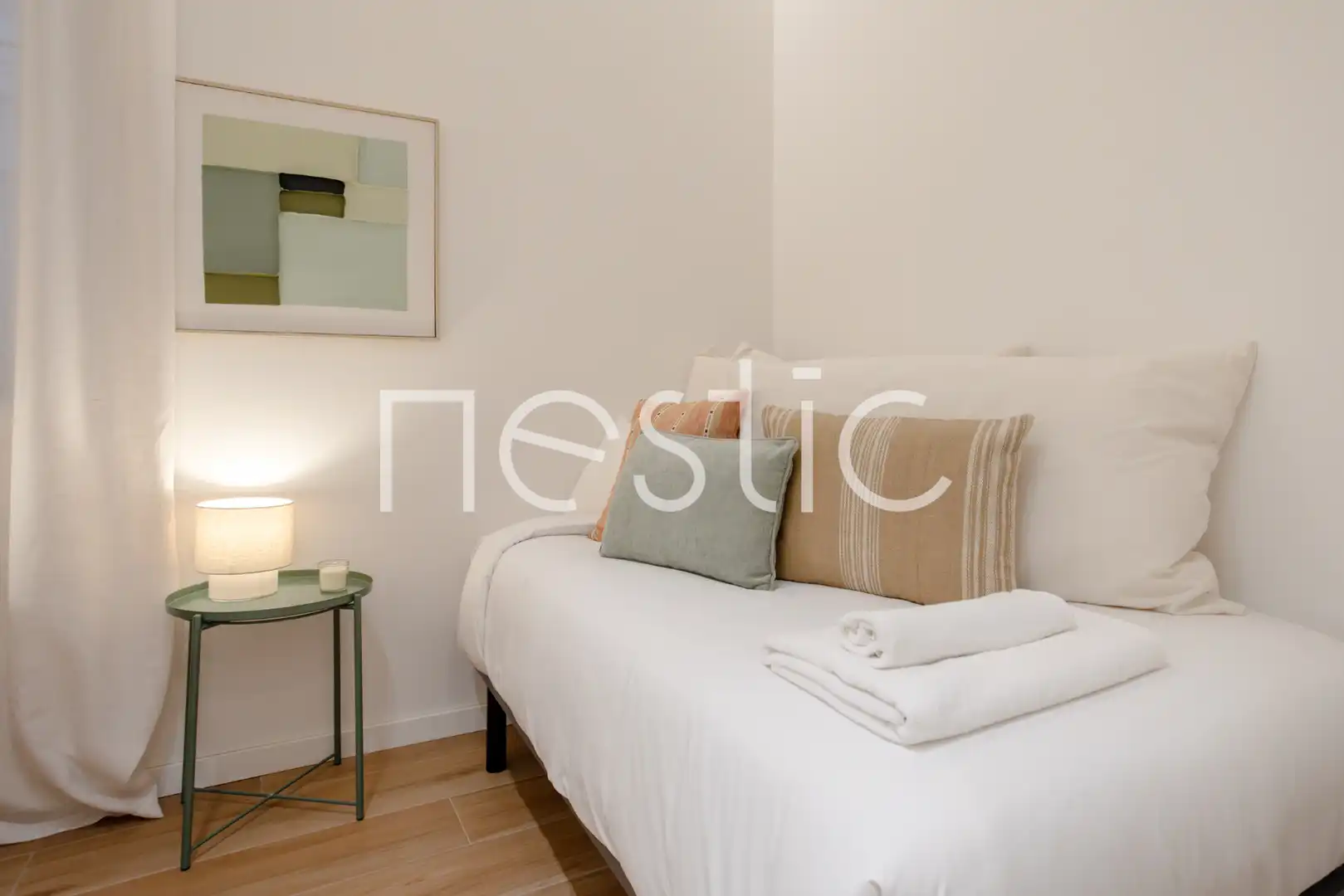 Dormitori de Apartament de lloguer en Madrid amb Aire condicionat, Calefacció i Moblat