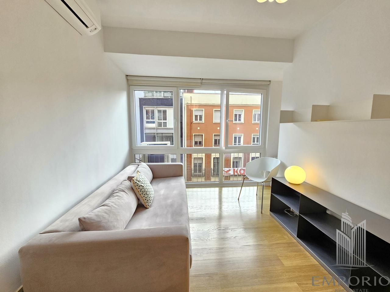 Sala d'estar de Apartament de lloguer en  Madrid Capital amb Aire condicionat i Moblat