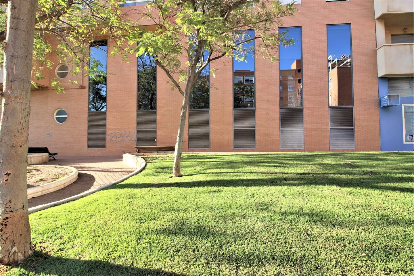 Vista exterior de Local de alquiler en  Almería Capital con Aire acondicionado