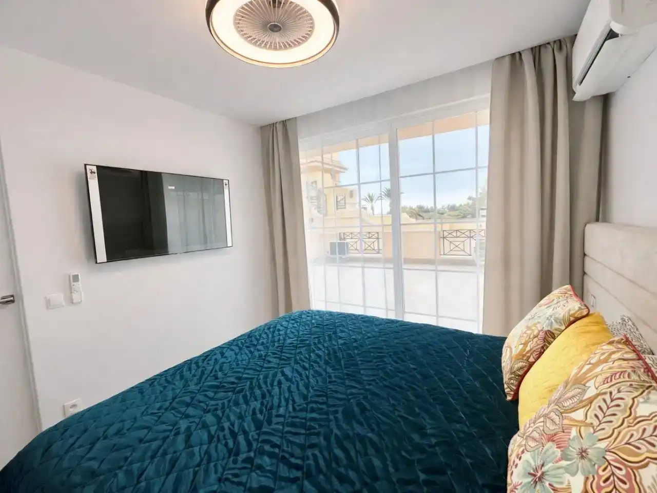 Dormitori de Apartament en venda en Arona amb Aire condicionat, Piscina i Balcó