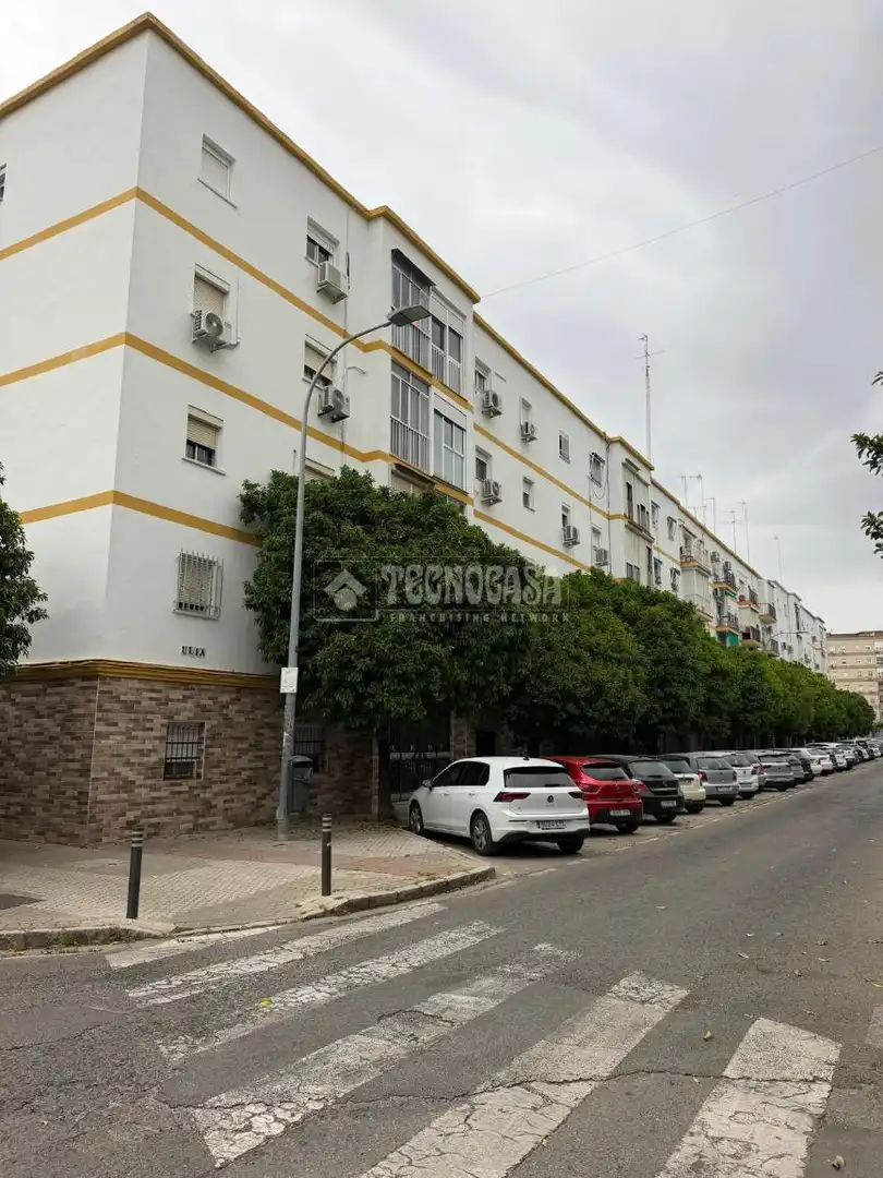 Vista exterior de Piso en venta en  Sevilla Capital con Aire acondicionado