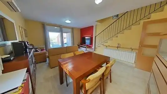 Sala de estar de Casa o chalet en venta en Santa Perpètua de Mogoda con Aire acondicionado, Calefacción y Jardín privado