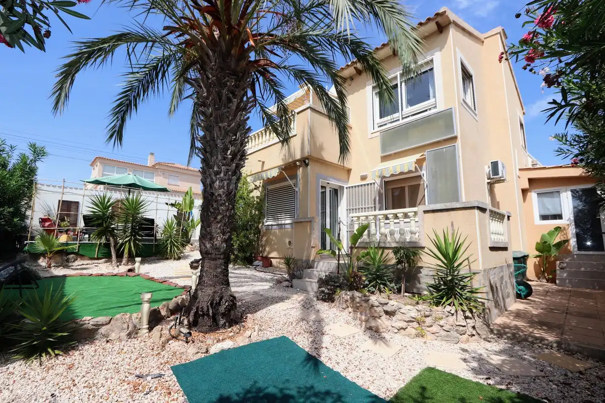 Vista exterior de Casa o chalet en venta en Alicante / Alacant con Aire acondicionado, Jardín privado y Terraza