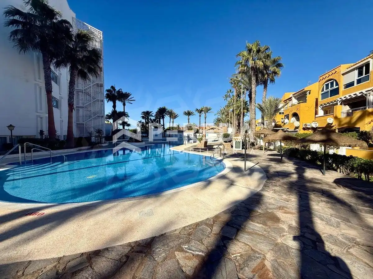 Schwimmbecken von Erdgeschoss zum Verkauf in Roquetas de Mar mit Privatgarten, Möbliert und Gemeinschaftspool
