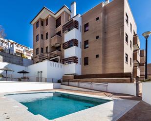 Piscina de Apartament de lloguer en  Granada Capital amb Calefacció, Jardí privat i Terrassa