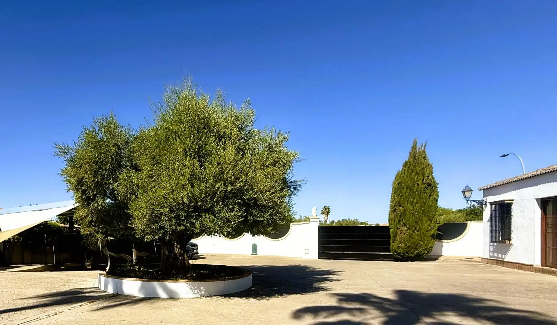 Vista exterior de Casa o xalet en venda en La Rinconada amb Aire condicionat, Jardí privat i Piscina