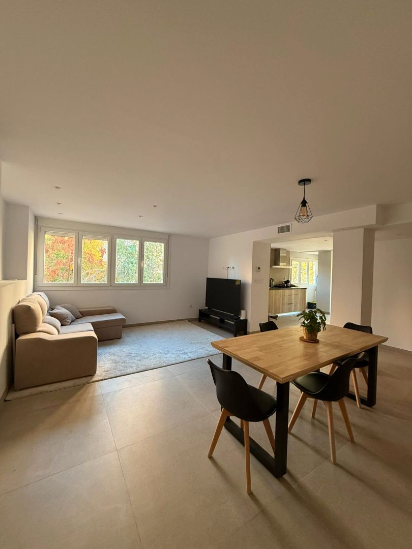 Living room of Flat to rent in  Granada Capital  with Air Conditioner, Terrace and Furnished