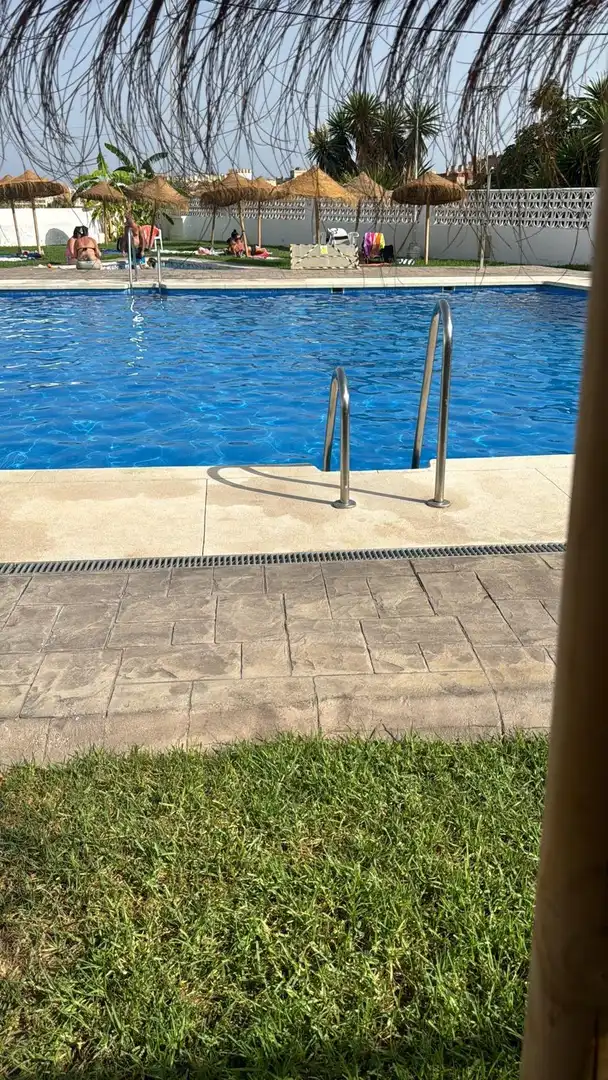 Piscina de Piso de alquiler en Almuñécar con Jardín privado, Terraza y Amueblado