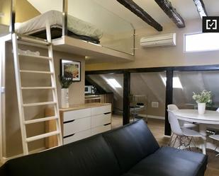 Living room of Flat to rent in  Madrid Capital  with Air Conditioner and Balcony