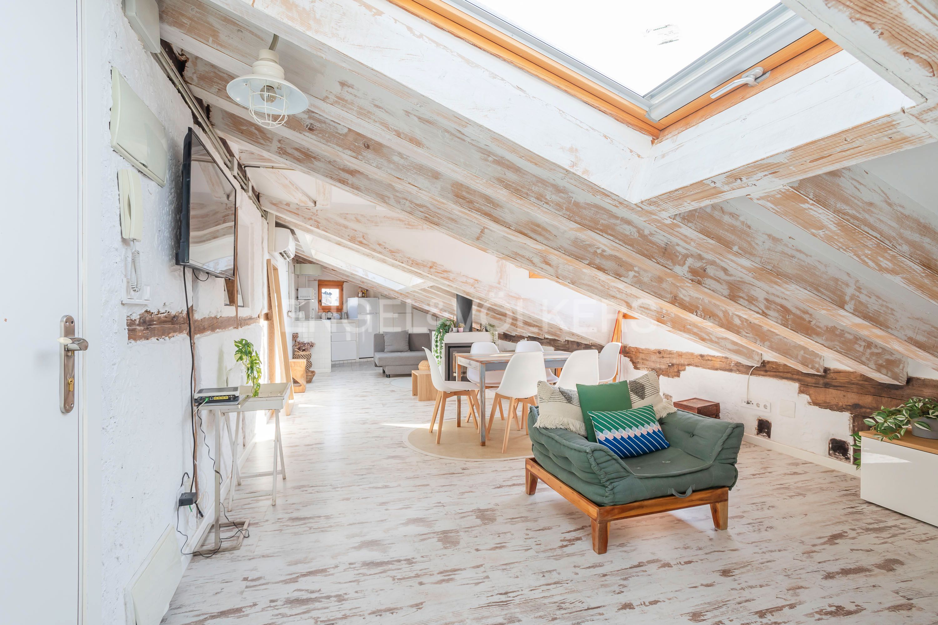 Sala d'estar de Apartament de lloguer en  Madrid Capital amb Aire condicionat, Calefacció i Moblat