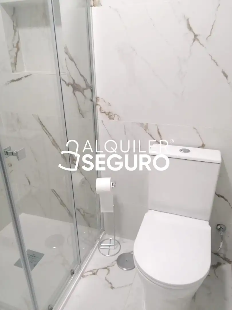 Badezimmer von Wohnung zur Miete in Valdemaqueda mit Klimaanlage und Terrasse