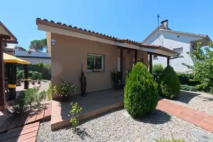 Chalet con jardín en venta en Carrer Gladiols