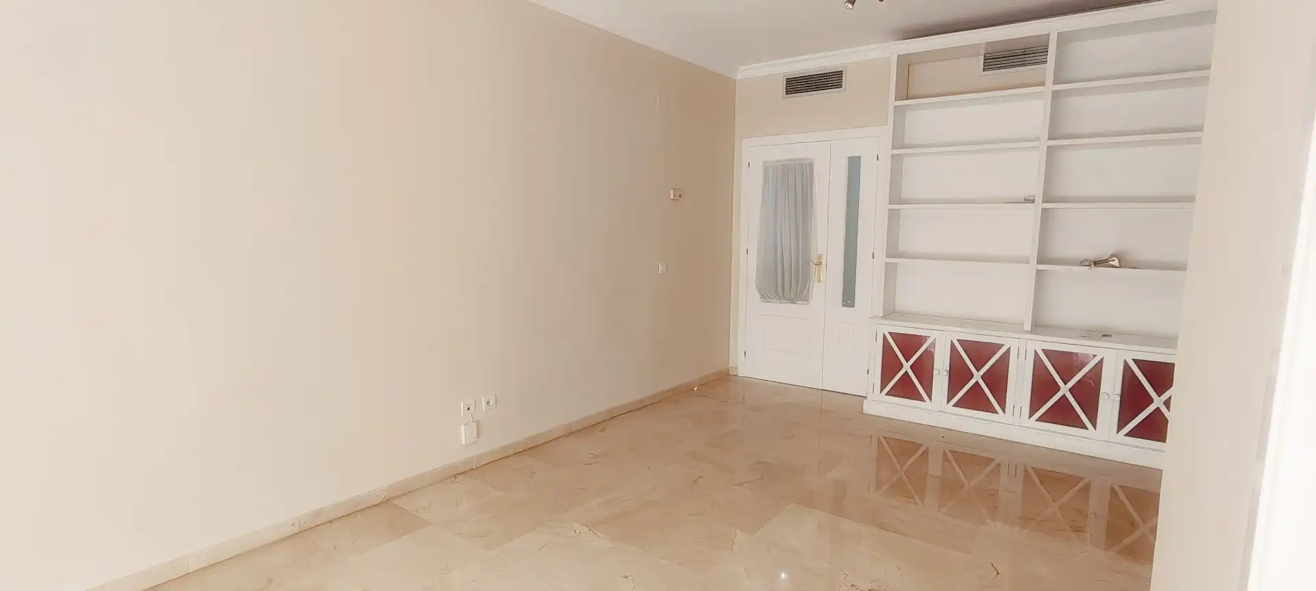 Living room of Flat for rent in Sevilla  with Air Conditioner, Storage room and Oven