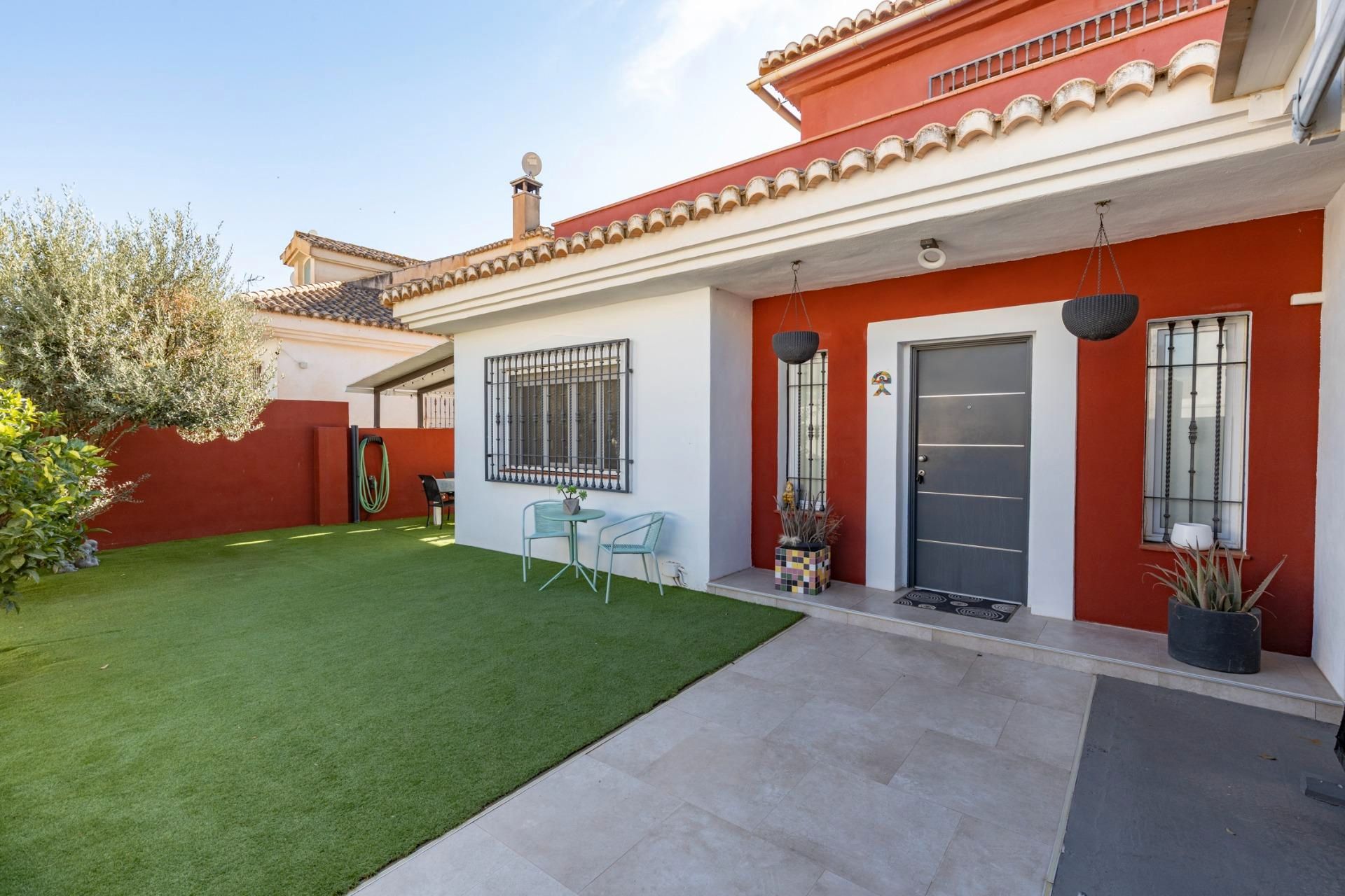 Vista exterior de Casa o xalet en venda en Alhendín amb Calefacció, Jardí privat i Terrassa