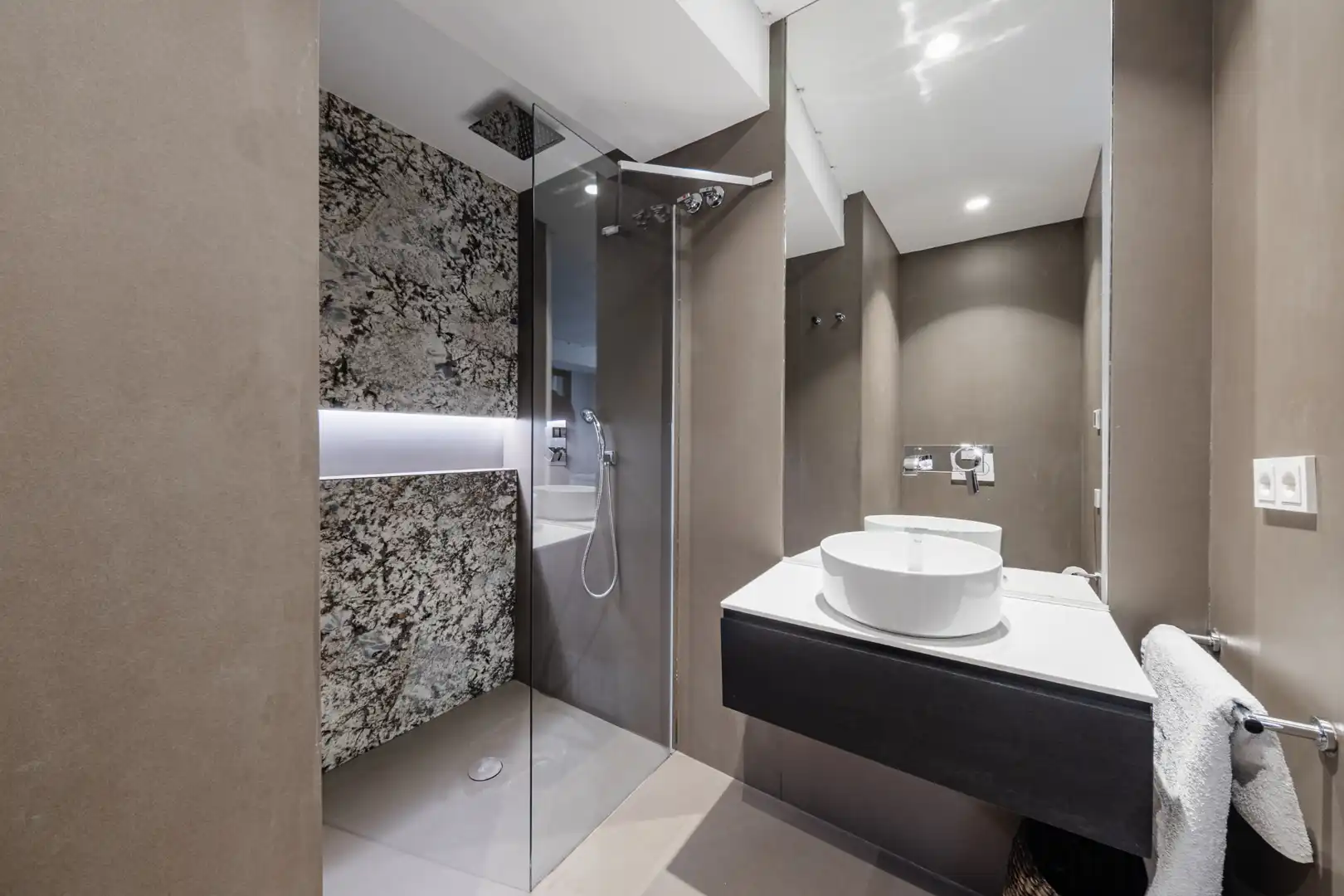 Badezimmer von Maisonette zum Verkauf in Barcelona mit Klimaanlage, Heizung und Privatgarten