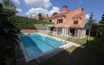 Swimming pool of Single-family semi-detached for sale in Pozuelo de Alarcón  with Air Conditioner, Heating and Private garden