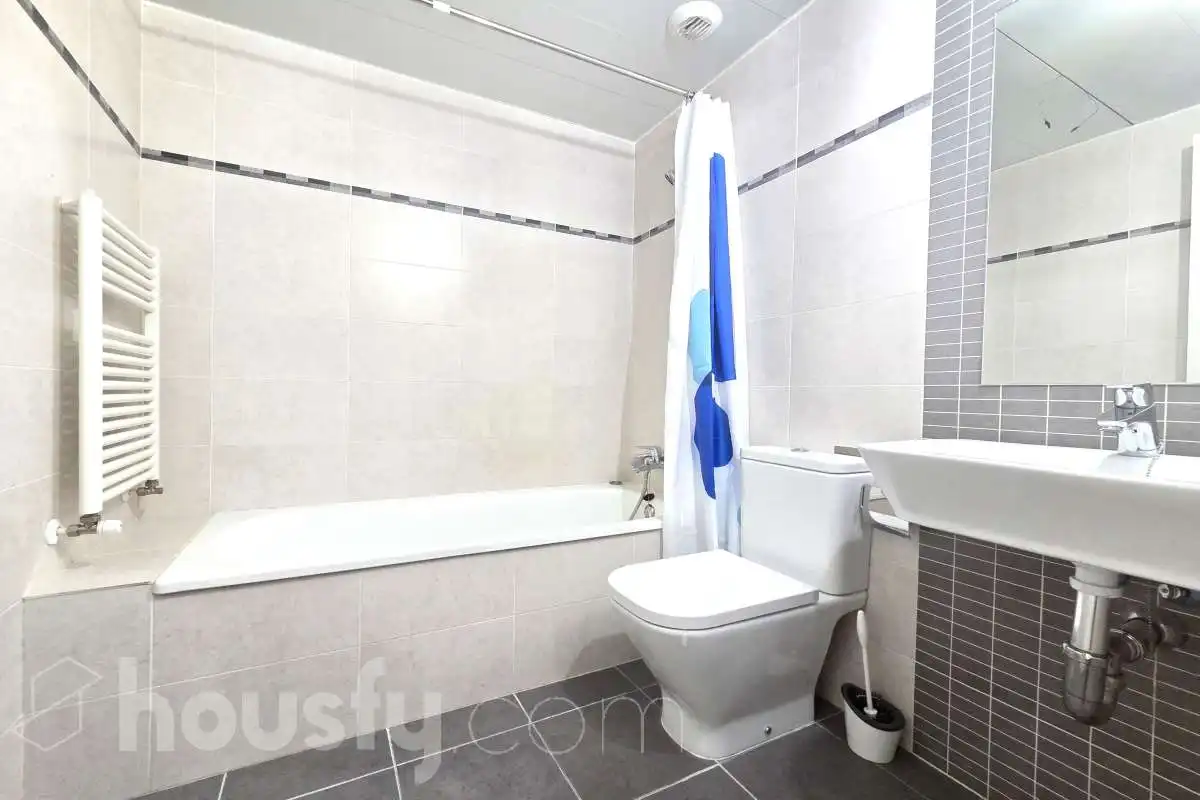 Bathroom of Flat for rent in Madrid  with Air Conditioner, Heating and Storage room