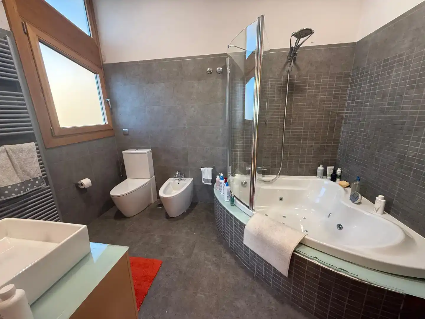 Bany de Casa o xalet en venda en Vigo  amb Aire condicionat, Piscina i Balcó