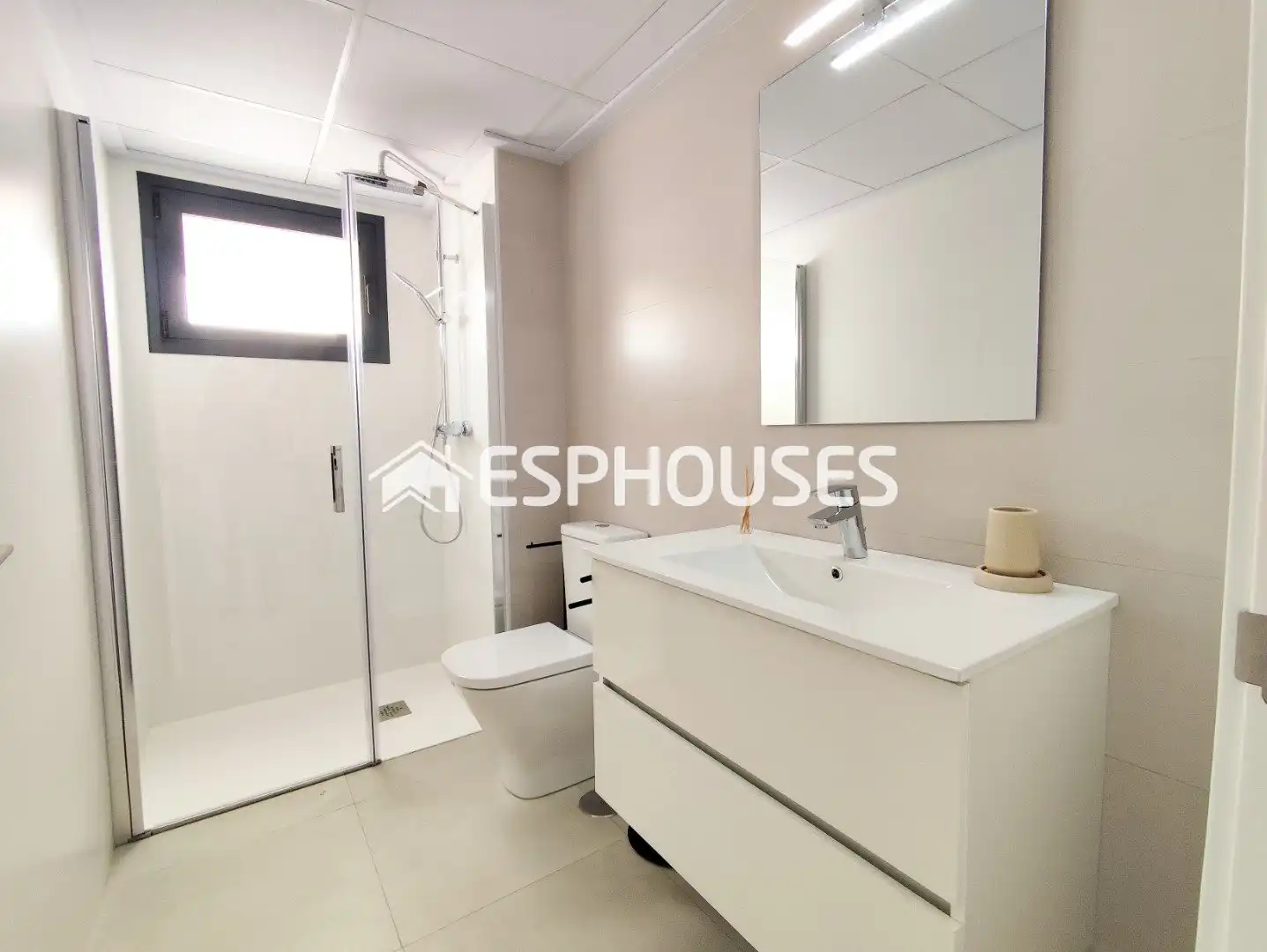 Badezimmer von Dachboden zum Verkauf in Cox mit Terrasse, Balkon und Gemeinschaftspool