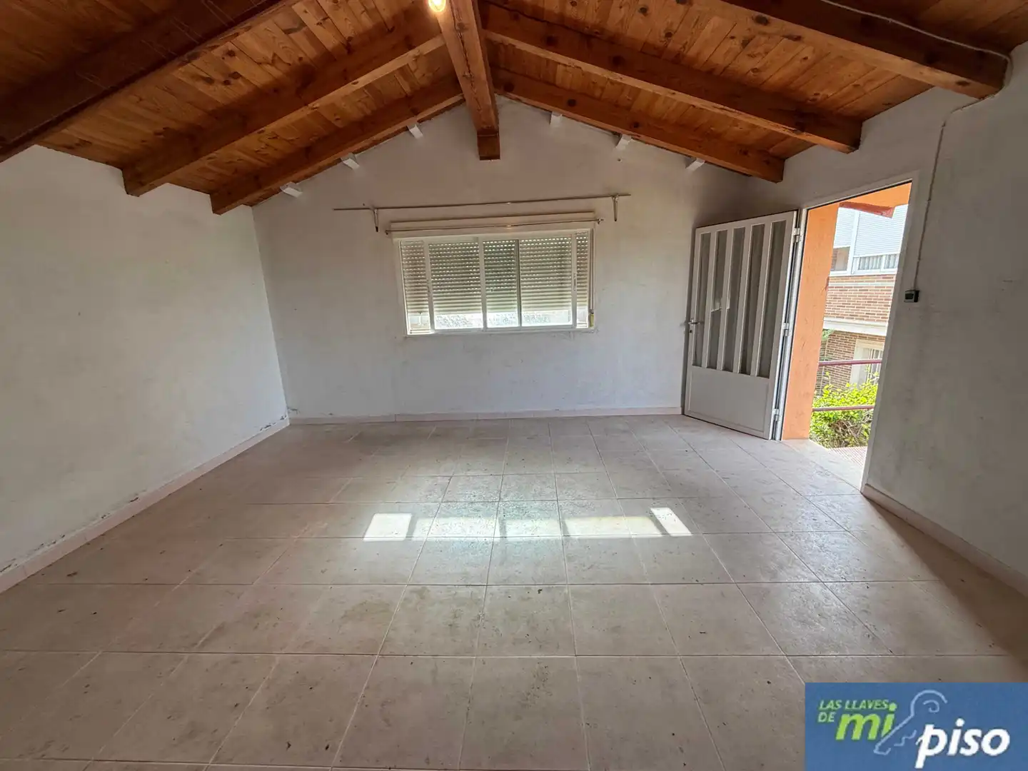 Sala d'estar de Casa o xalet en venda en Santovenia de Pisuerga amb Calefacció, Jardí privat i Parquet