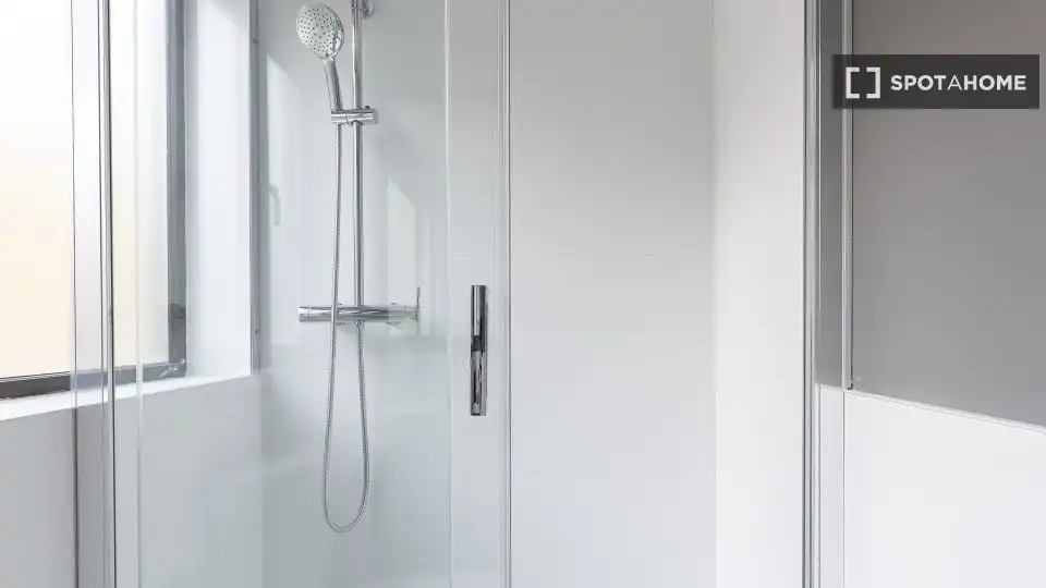 Bathroom of Flat for rent in Valencia  with Air Conditioner, Heating and Furnished