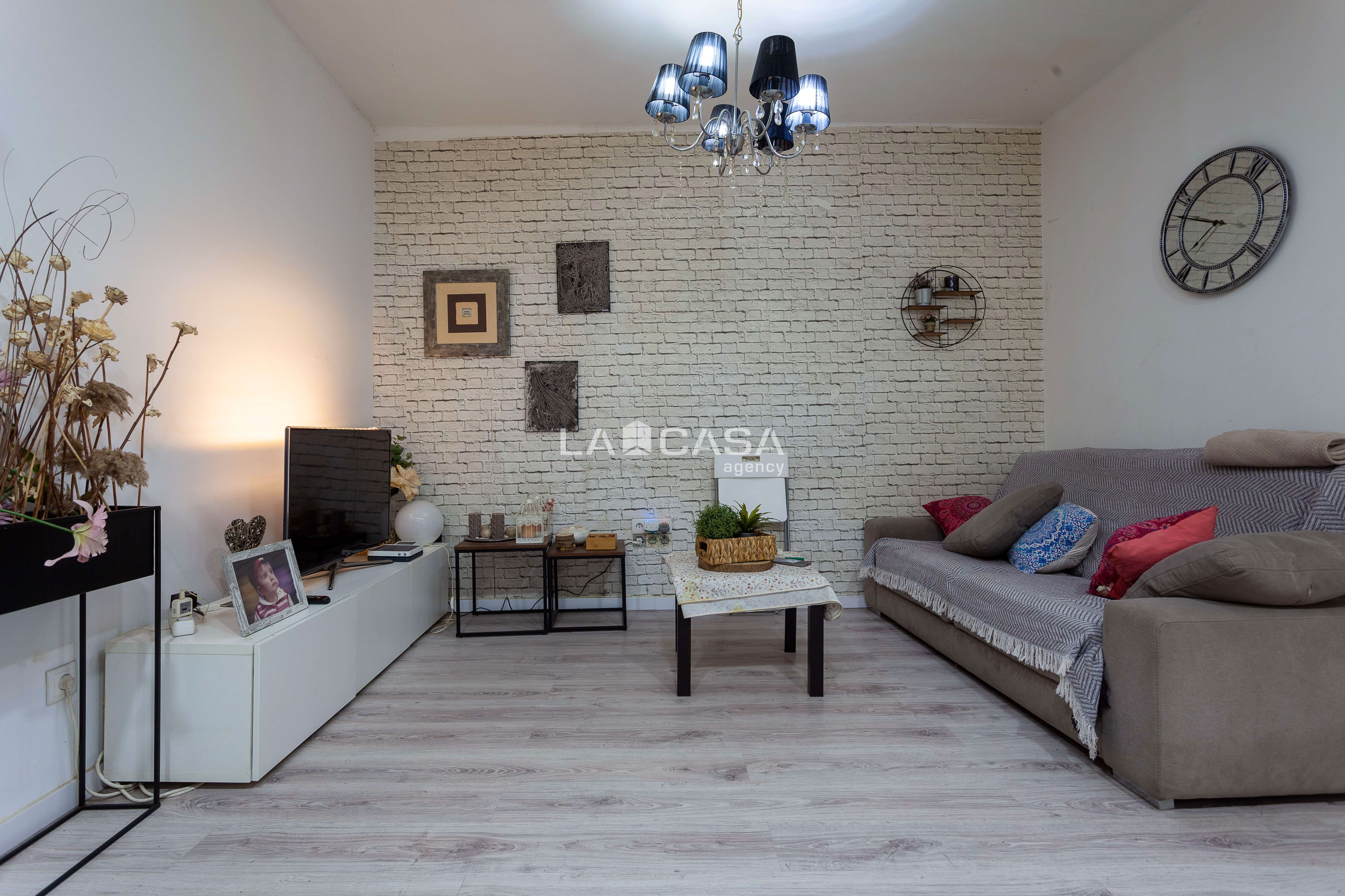 Sala d'estar de Planta baixa en venda en L'Hospitalet de Llobregat amb Calefacció i Terrassa