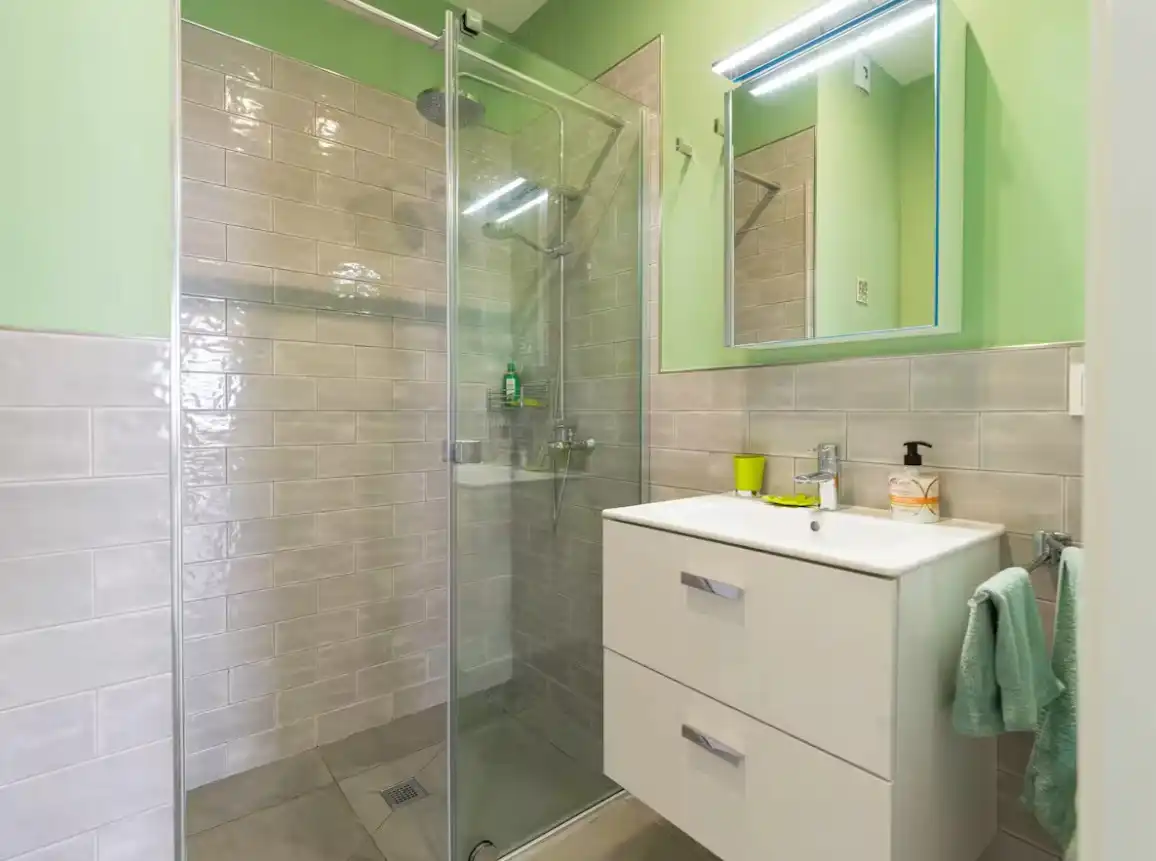 Bany de Apartament de lloguer en Las Palmas de Gran Canaria amb Aire condicionat, Calefacció i Parquet