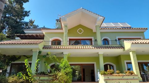 Magnífica villa independiente en Benahavís. Es una hermosa vivienda unifamiliar de 5 dormitorios cada uno con  armarios- vestidor 