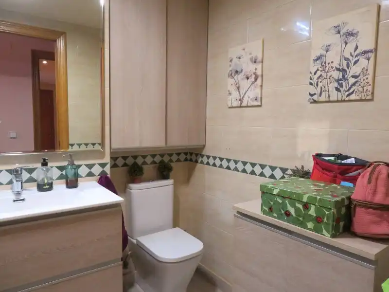 Baño de Apartamento en venta en León Capital  con Calefacción, Jardín privado y Terraza