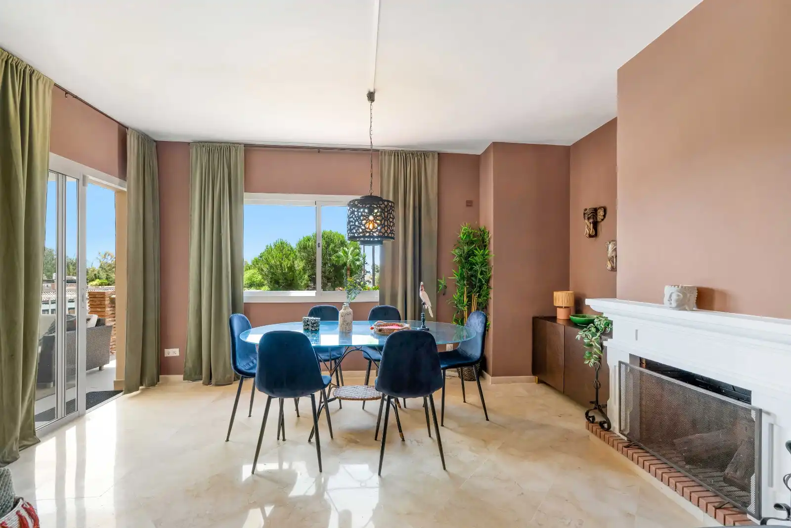 Menjador de Apartament en venda en Marbella amb Aire condicionat, Terrassa i Moblat