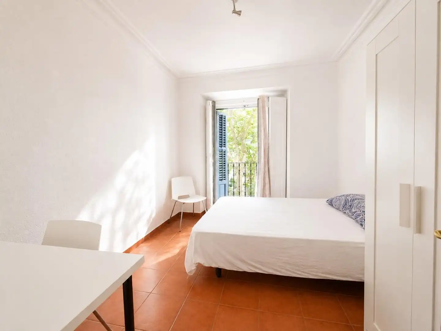 Schlafzimmer von Wohnung zur Miete in Madrid mit Heizung, Möbliert und Balkon