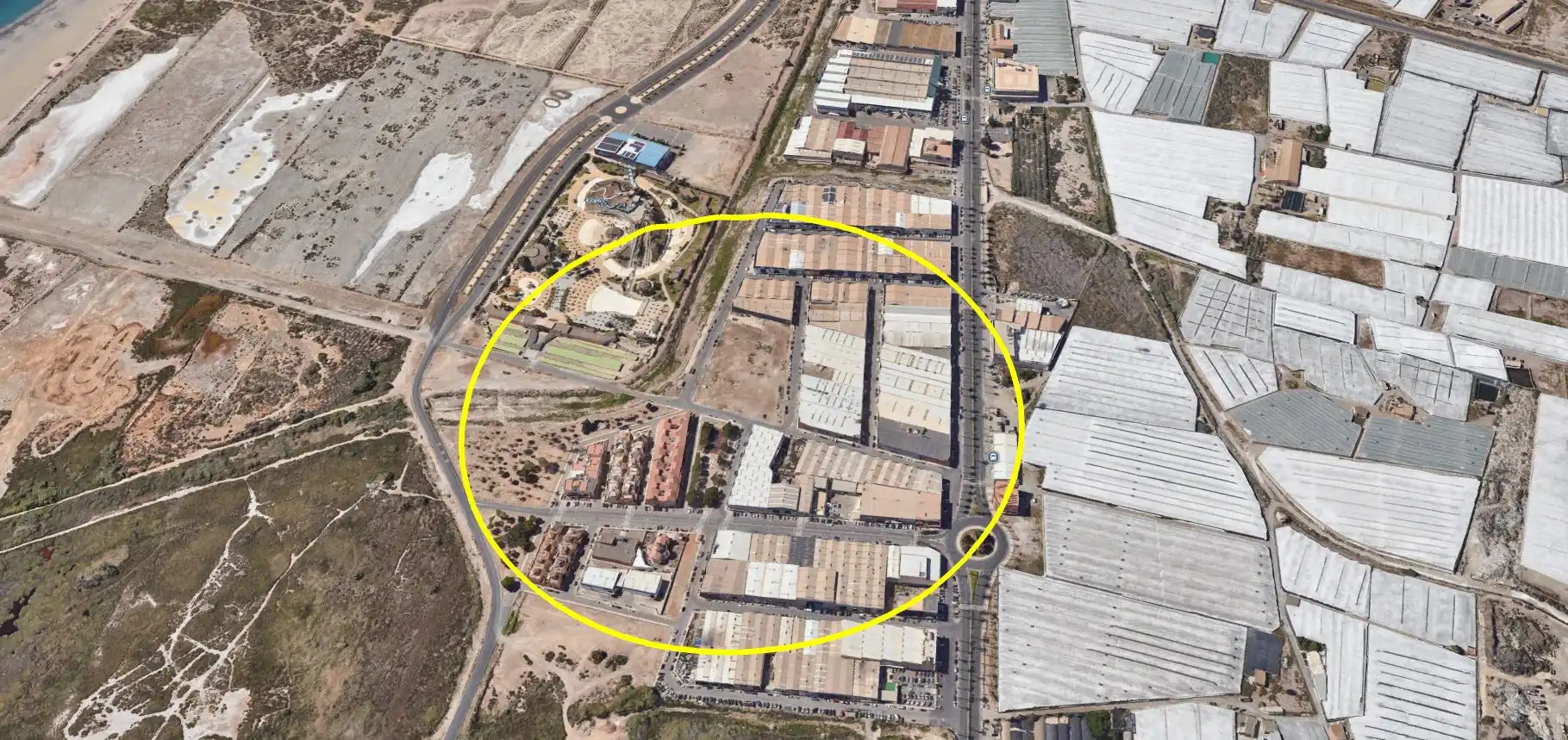 Vista exterior de Nave industrial de alquiler en Roquetas de Mar con Calefacción y Alarma