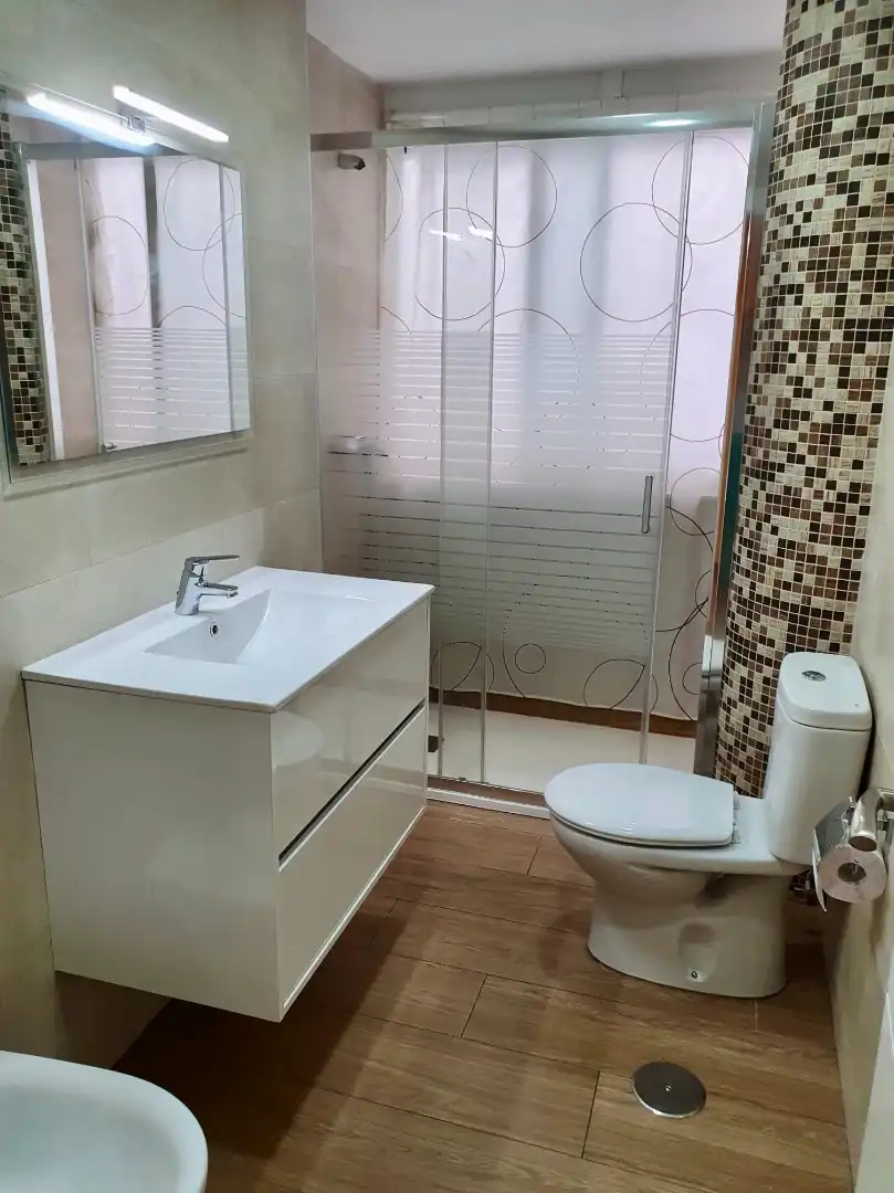 Bathroom of Flat for rent in Granada  with Air Conditioner, Heating and Parquet flooring