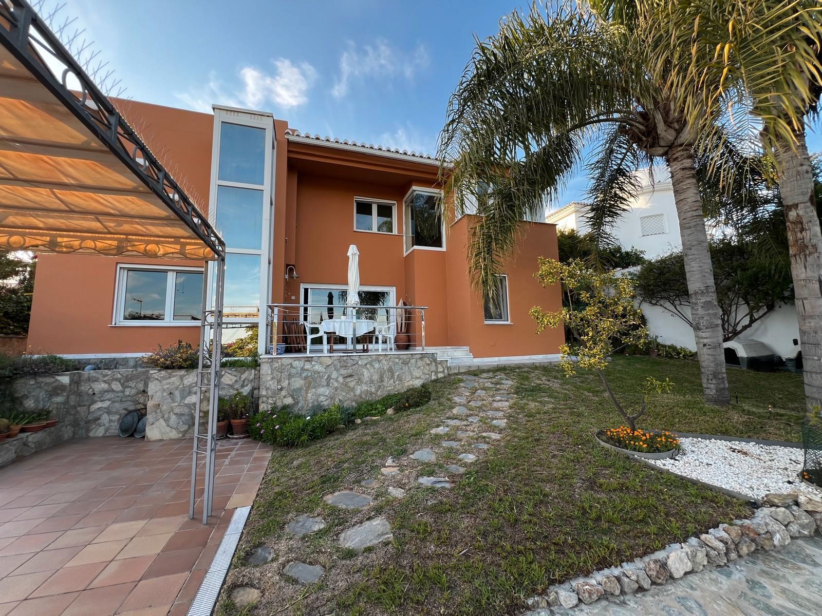 Vista exterior de Casa o xalet en venda en Vélez-Málaga amb Aire condicionat, Jardí privat i Piscina